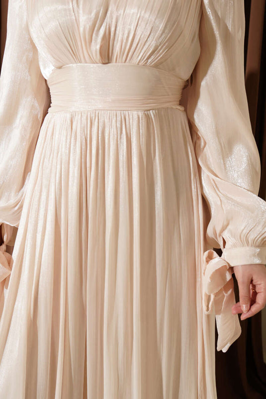Robe de soirée beige avec ourlet volanté et fronces
