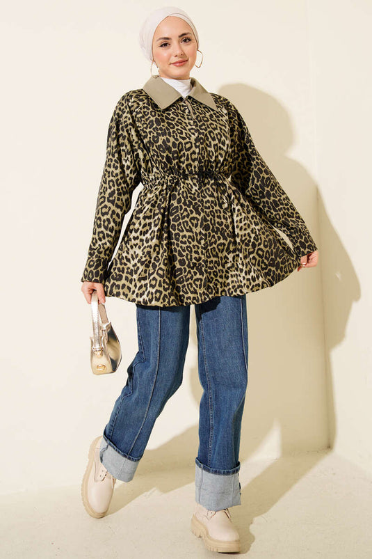 معطف ترنش بنقشة جلد النمر مع حاشية مرنة مخفية، لون أخضر لوزي