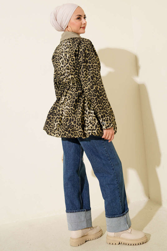 معطف ترنش بنقشة جلد النمر مع حاشية مرنة مخفية، لون أخضر لوزي