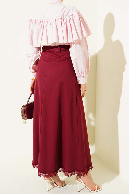 تنورة بحافة دانتيل وتفصيل زر بلون خمري