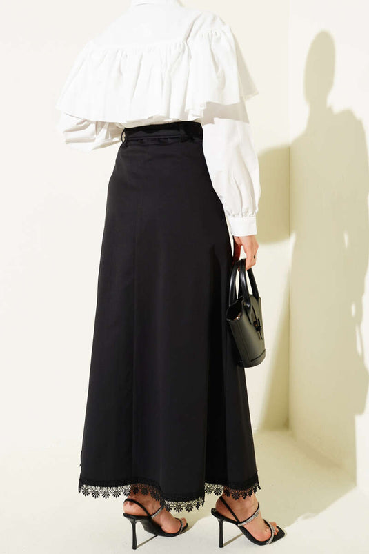تنورة بحافة دانتيل وتفاصيل أزرار باللون الأسود