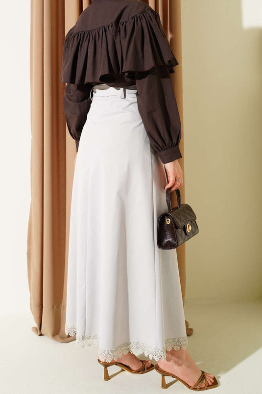 حجر تنورة مزخرف بأزرار وتطريز دانتيل عند حافة التنورة