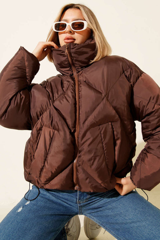 جاكيت قصير منفوخ بحافة مطاطية، بني