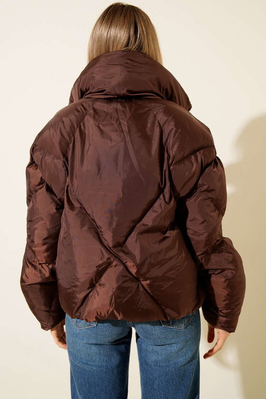 جاكيت قصير منفوخ بحافة مطاطية، بني