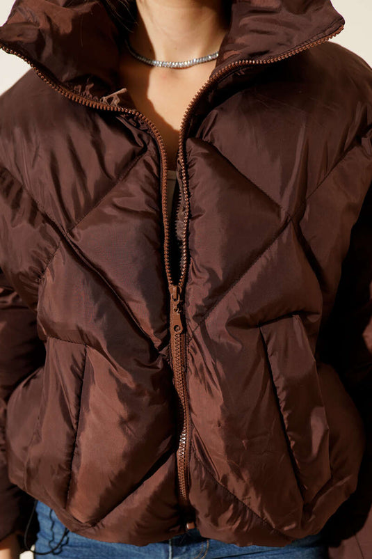 جاكيت قصير منفوخ بحافة مطاطية، بني