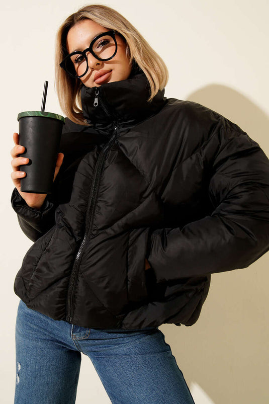 جاكيت أسود قصير مبطن بحافة مطاطية