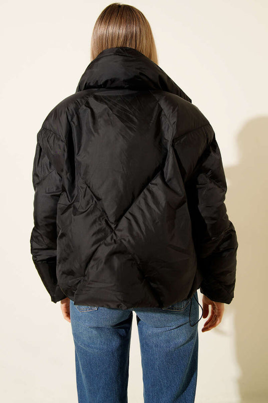 جاكيت أسود قصير مبطن بحافة مطاطية