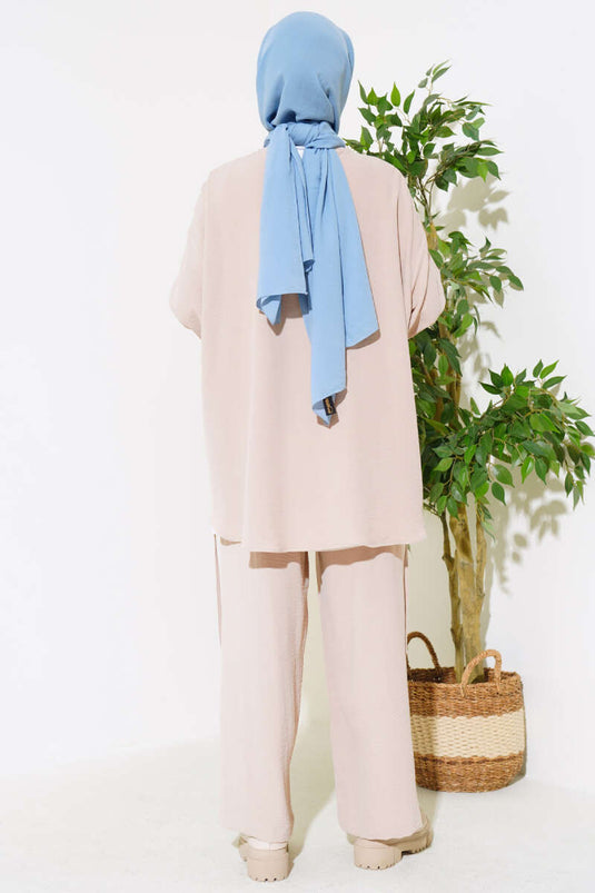 بدلة ثلاثية باللون البيج مع حاشية مرنة