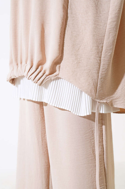 بدلة ثلاثية باللون البيج مع حاشية مرنة