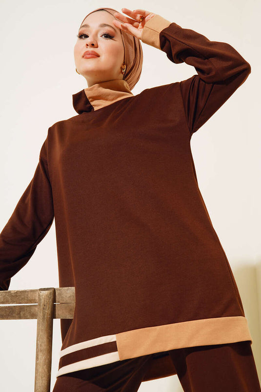 بدلة مزدوجة مع تفاصيل مخططة عند الحاشية، بني