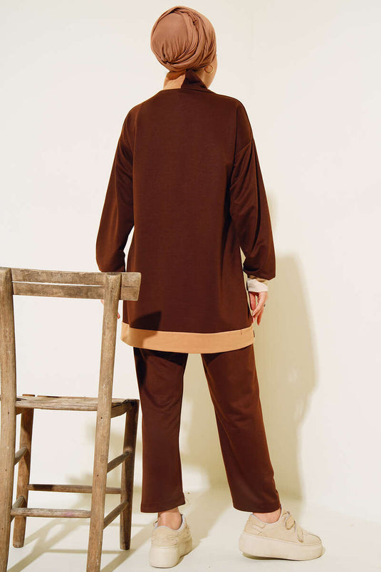 بدلة مزدوجة مع تفاصيل مخططة عند الحاشية، بني