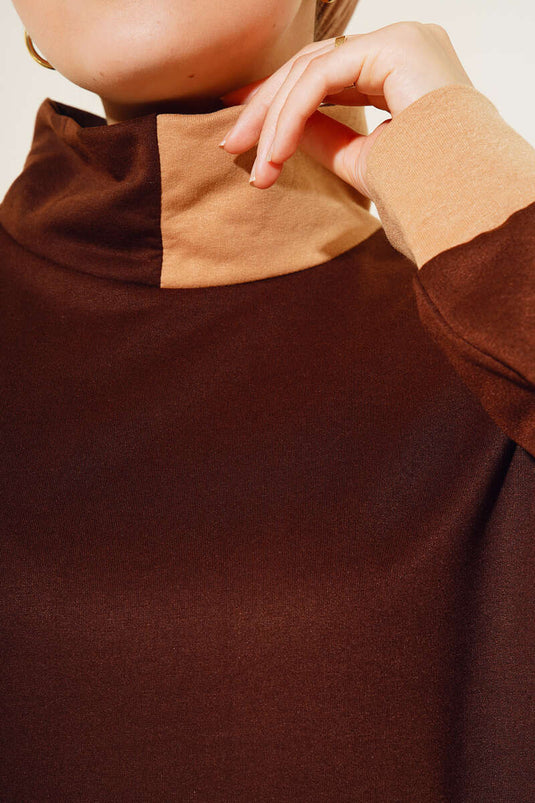 بدلة مزدوجة مع تفاصيل مخططة عند الحاشية، بني