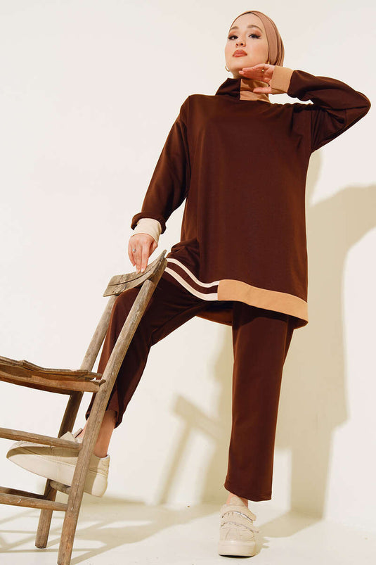 بدلة مزدوجة مع تفاصيل مخططة عند الحاشية، بني