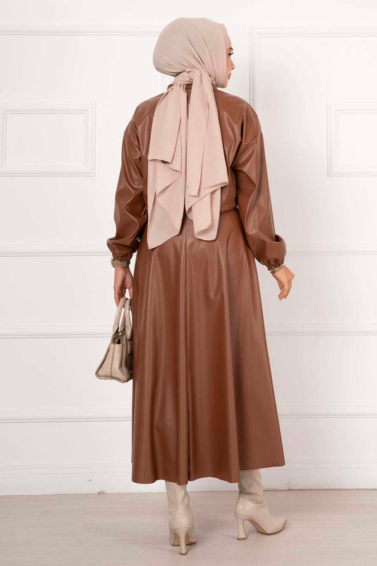 بدلة جلدية بتنورة تان