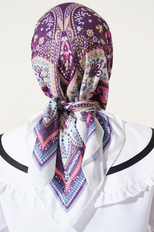 وشاح ناعم من الزهور العرقية باللون الأبيض