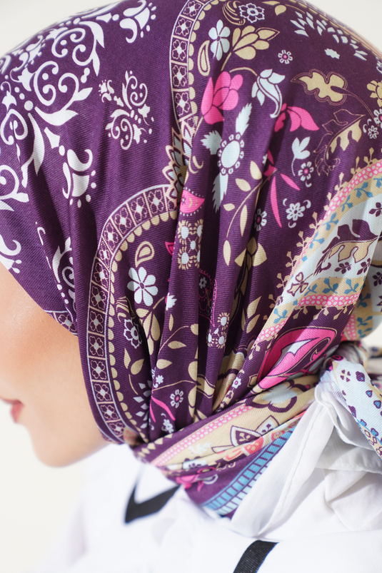 وشاح ناعم من الزهور العرقية باللون الأبيض