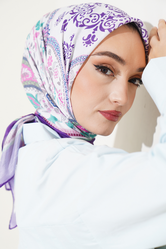 Weicher Schal mit ethnischem Blumenmuster, lila und weiß