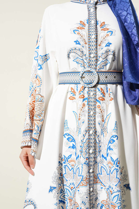 Vestido blanco con cinturón y botones con estampado étnico