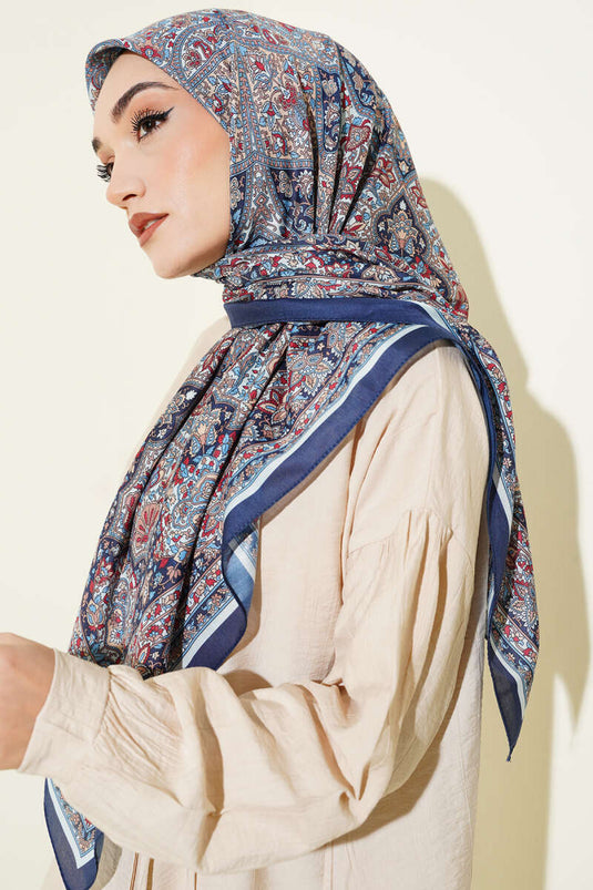 وشاح مزخرف بنمط إتنك مع شريط متداخل باللون الأزرق الداكن