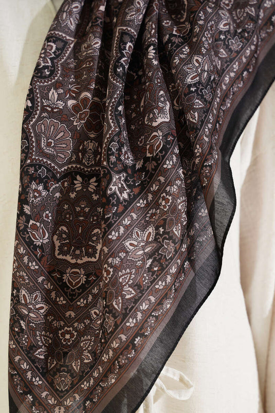 Foulard à rayures ethniques noir