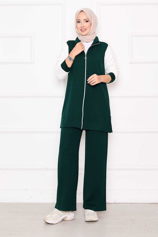 بدلة رياضية من قطعتين بسحاب ومزينة باللون الزمردي