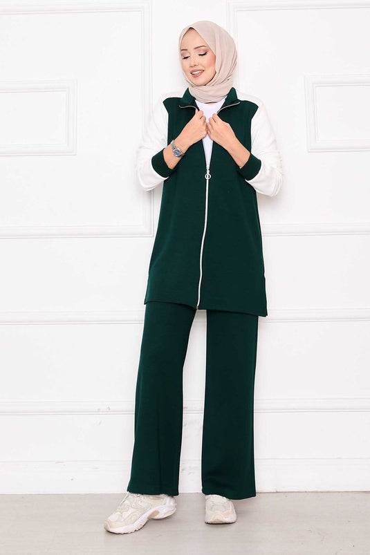 بدلة رياضية من قطعتين بسحاب ومزينة باللون الزمردي