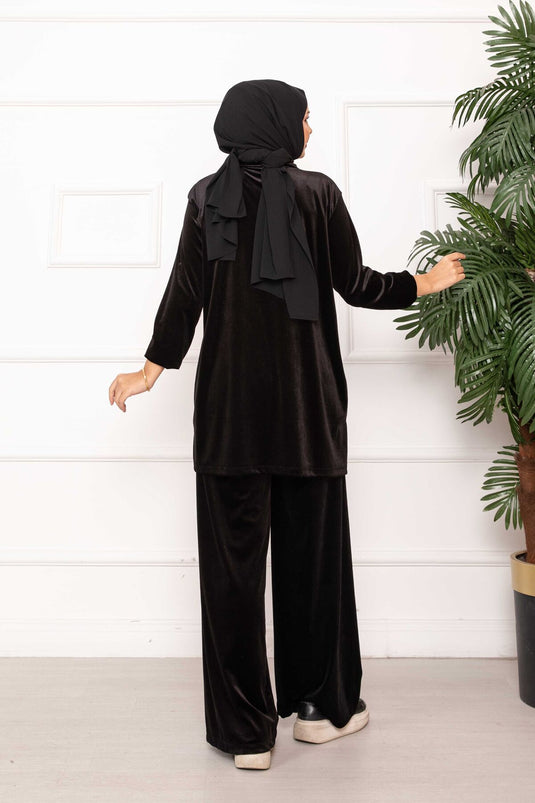 بدلة مخملية سوداء مكونة من قطعتين بتفاصيل سحاب