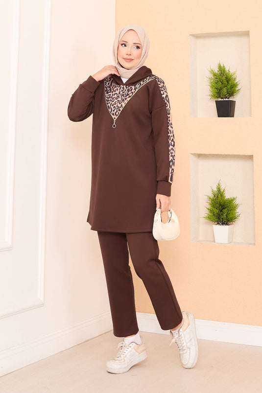 بدلة حجاب من قطعتين بنقشة جلد النمر وسحاب، لون بني