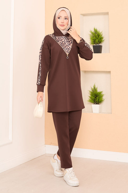 بدلة حجاب من قطعتين بنقشة جلد النمر وسحاب، لون بني