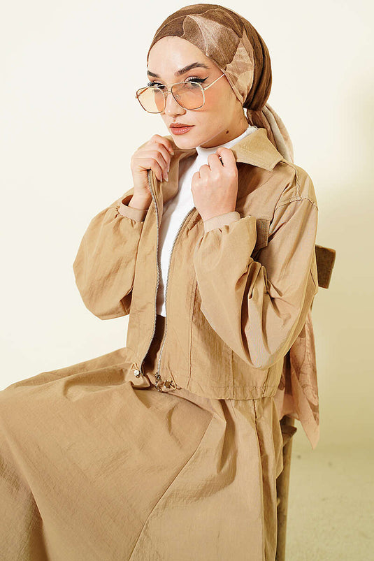 Zweiteiliger Anzug mit Reißverschlussjacke und Rock aus Fallschirmstoff, Beige
