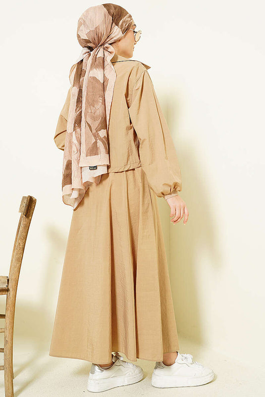 Zweiteiliger Anzug mit Reißverschlussjacke und Rock aus Fallschirmstoff, Beige