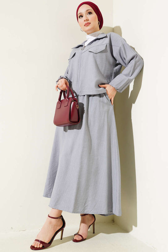 Ensemble deux pièces gris avec jupe à rabat et poches zippées