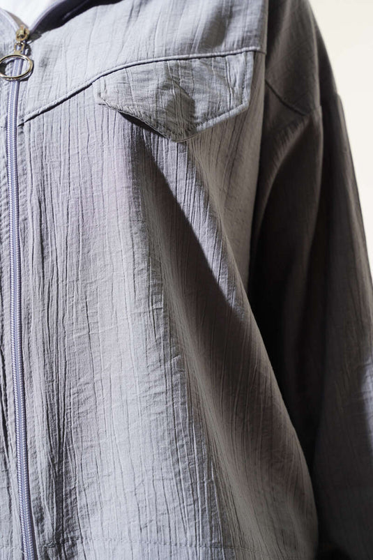 Ensemble deux pièces gris avec jupe à rabat et poches zippées