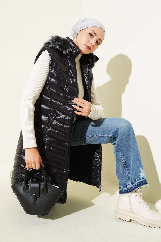 Schwarze Steppweste mit Kapuze und Reißverschlusstaschen