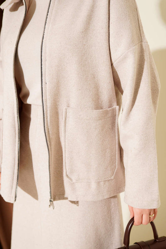 Ensemble deux pièces beige avec poches zippées et jupe en cachemire