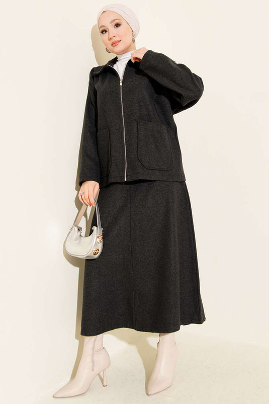Ensemble deux pièces avec poches zippées et jupe en cachemire, gris fumé.