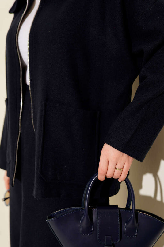 Ensemble deux pièces bleu marine avec poches zippées et jupe en cachemire