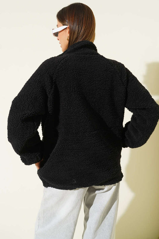 جاكيت أسود مخملي مزود بسحاب وأزرار كبس للإغلاق