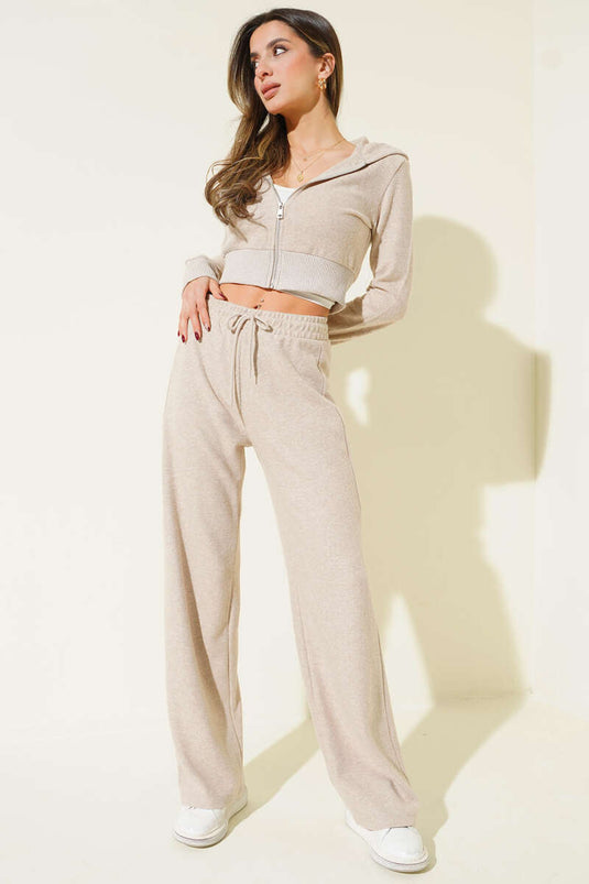 طقم مزدوج من سترة قصيرة بسحاب باللون البيج