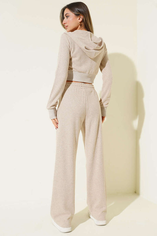 طقم مزدوج من سترة قصيرة بسحاب باللون البيج