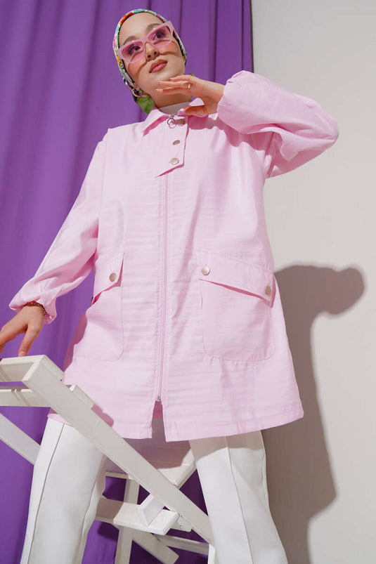 عباءة وردية اللون بياقة قميص بسحاب