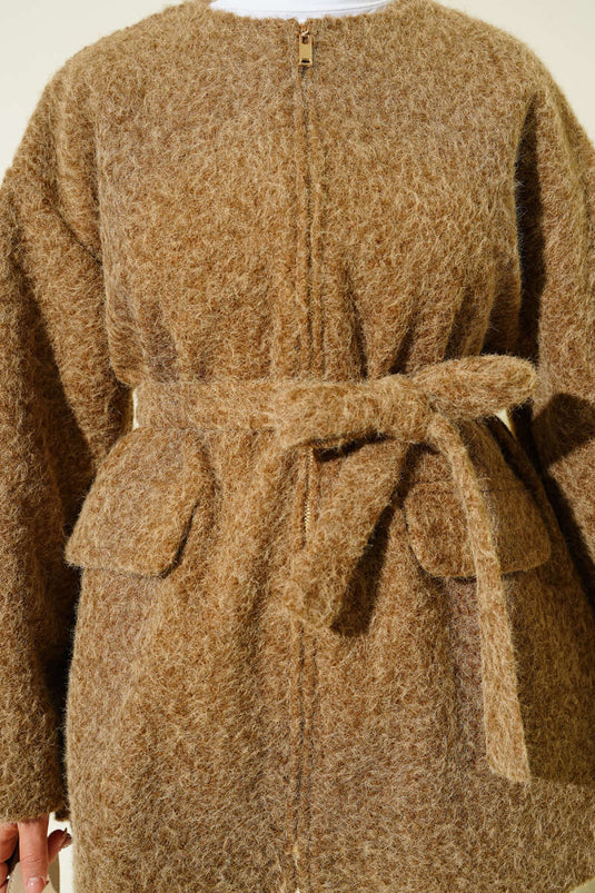 سترة من اللباد بسحاب وحزام باللون البني