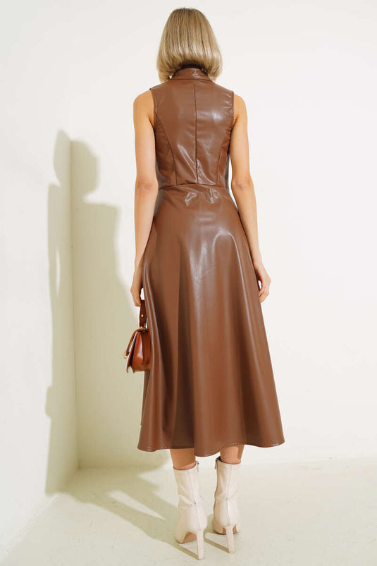 Robe en cuir beige à manches zéro et fermeture éclair