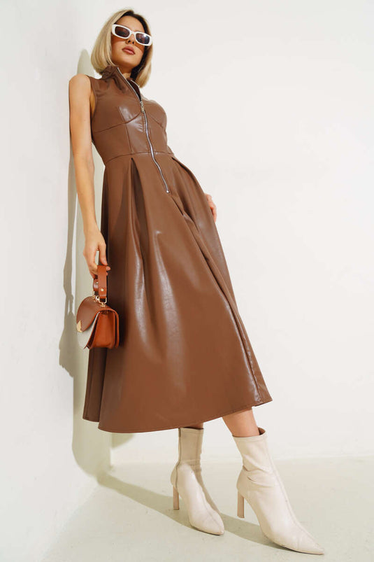 Robe en cuir beige à manches zéro et fermeture éclair