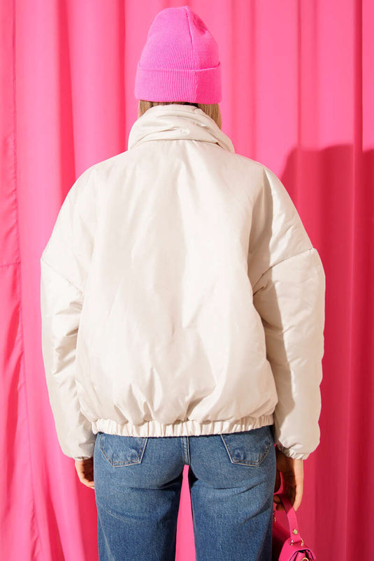 Chaqueta corta acolchada con cremallera en color piedra