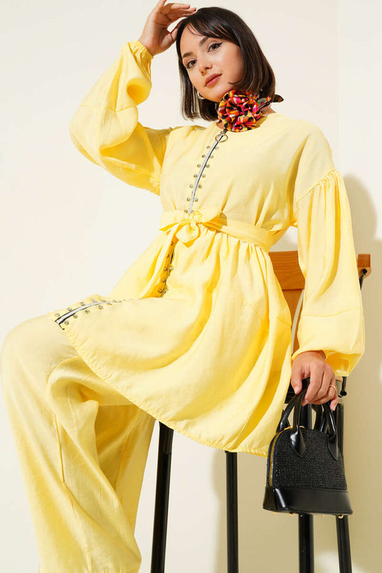 طقم من قطعتين بتفاصيل حجرية وإغلاق بسحاب، أصفر