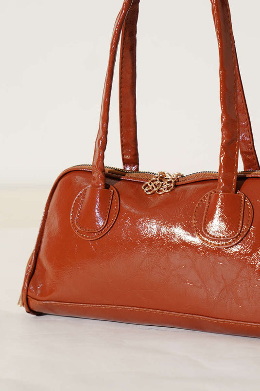 Handtasche aus Lackleder mit Reißverschluss und langem Henkel in Hellbraun