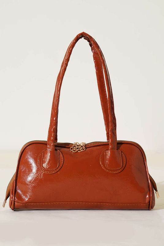 Handtasche aus Lackleder mit Reißverschluss und langem Henkel in Hellbraun