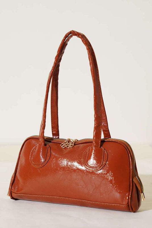 Handtasche aus Lackleder mit Reißverschluss und langem Henkel in Hellbraun