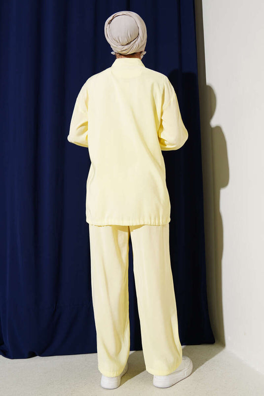 بدلة صفراء مكونة من قطعتين بسحاب وجيب جانبي